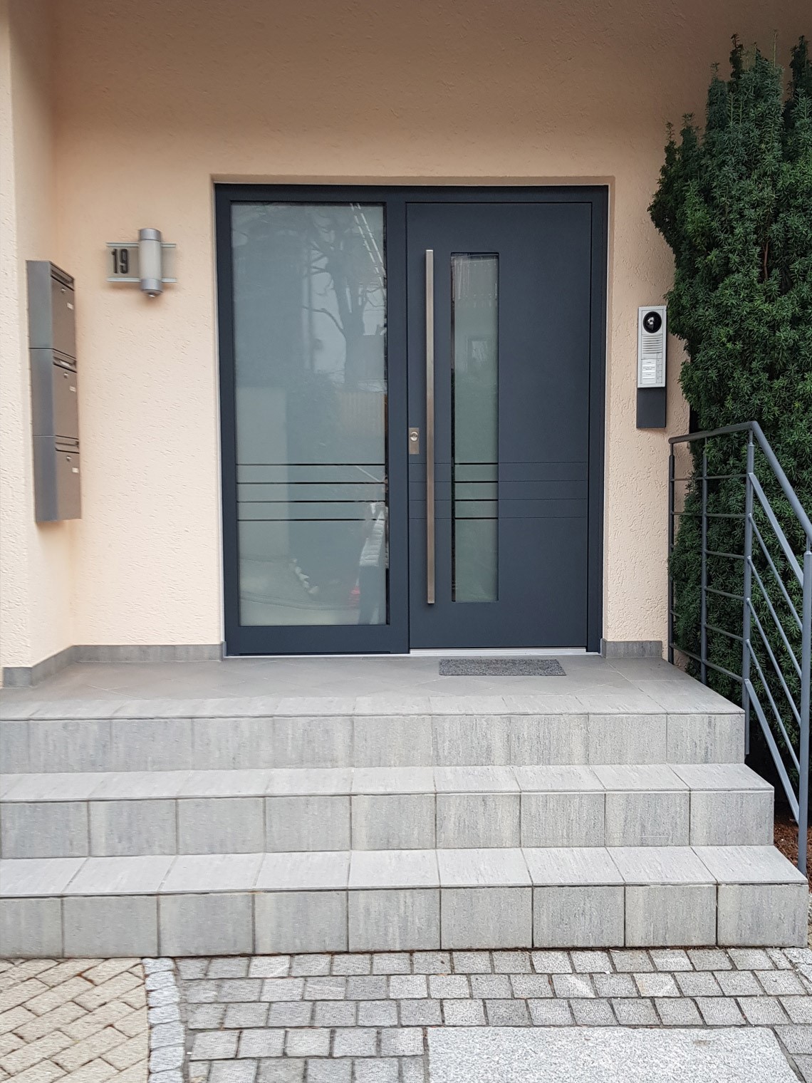 Aluminiumhaustüre mit Sicherheitsverriegelung in Sulzburg Markgräflerland