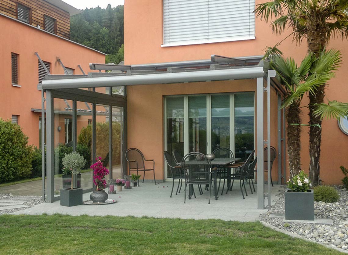 Terrassenüberdachung mit verglaster Seite als Windschutz