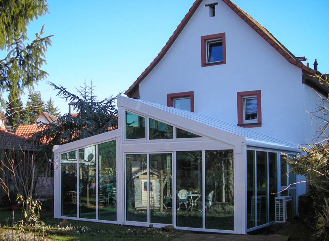 Weißer Wintergarten mit Höhenversatz am First