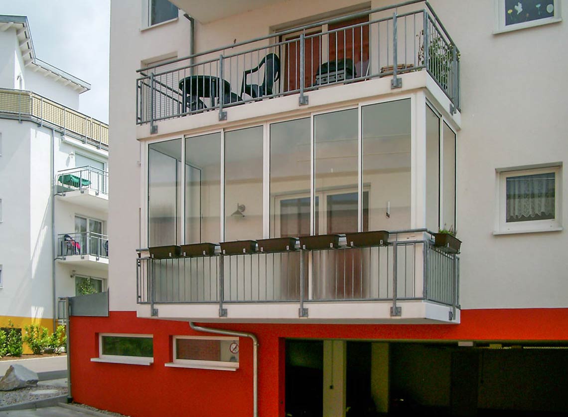 Balkonverglasung an Mehrfamilienhaus