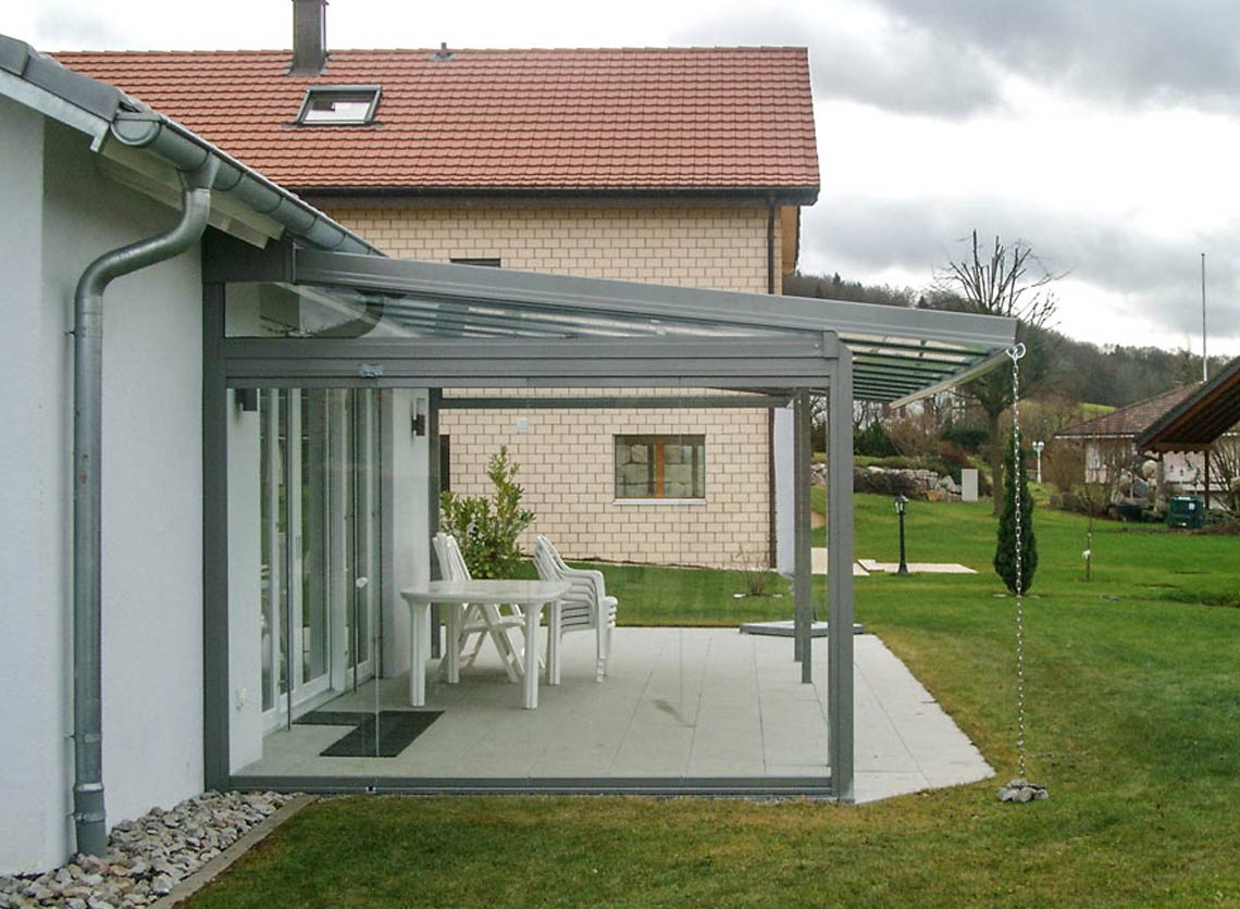 Terrassendach mit Windschutzelement für einen trockenen Sitzplatz