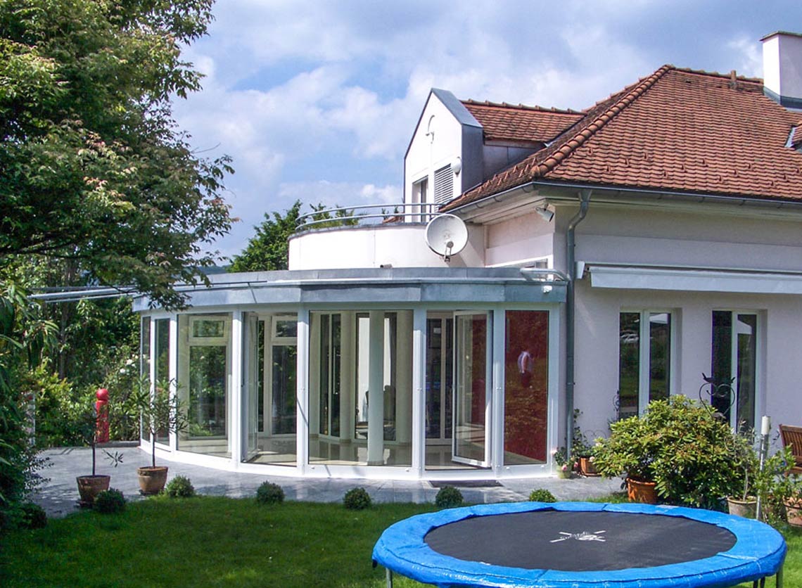 Villa mit halbrundem, verglasten Pavillon 