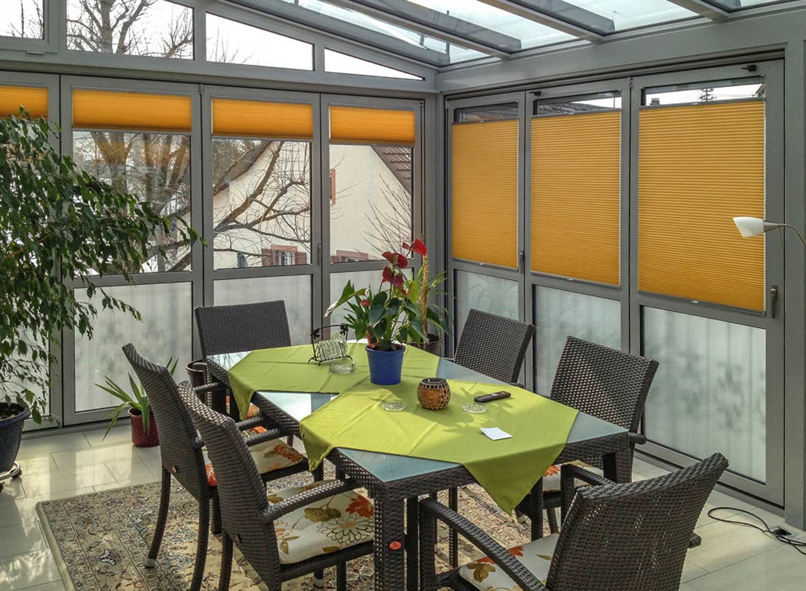 Wintergarten im Obergeschoss mit Brüstung in Mattglas als Sichtschutz