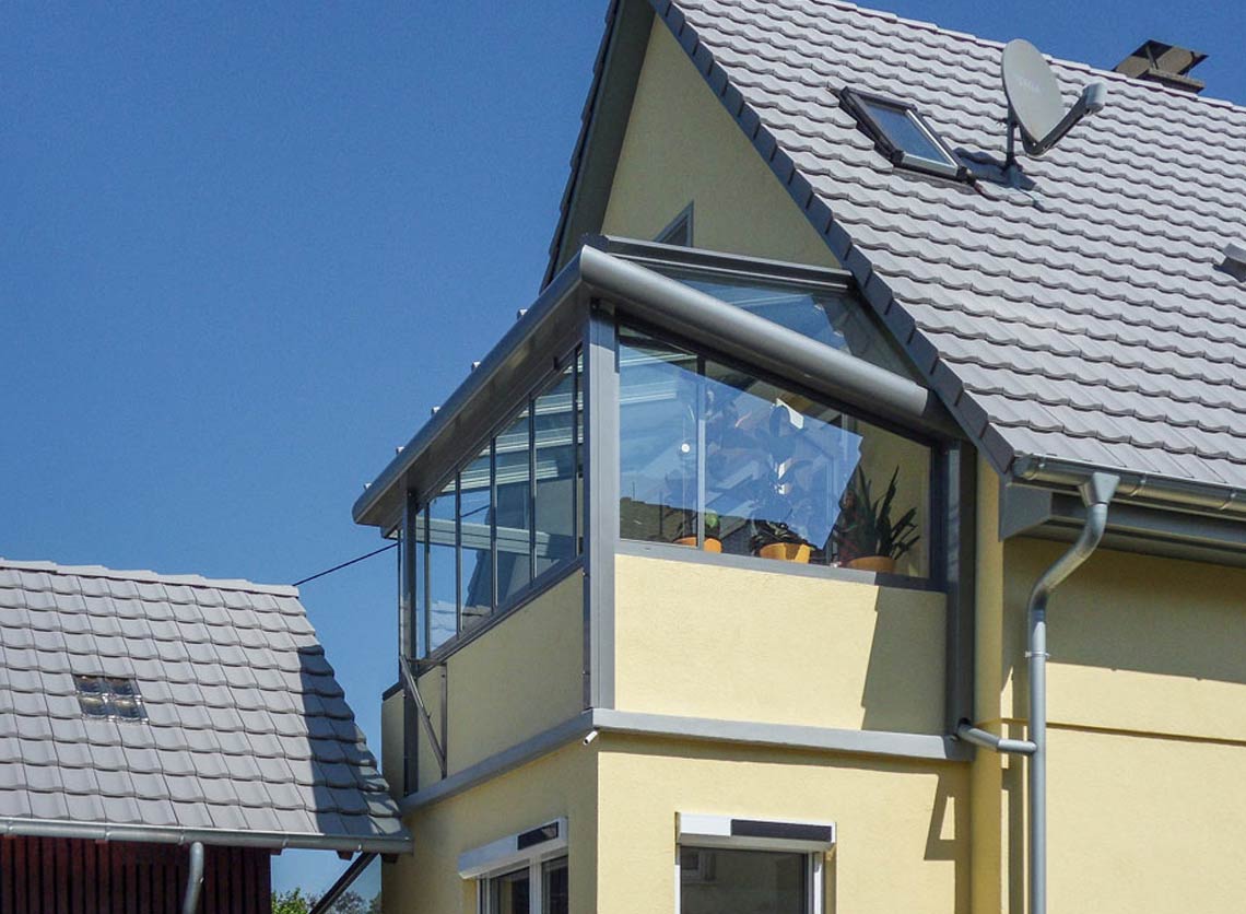 Glashaus auf Balkon mit perfekter Anpassung an Hausdach