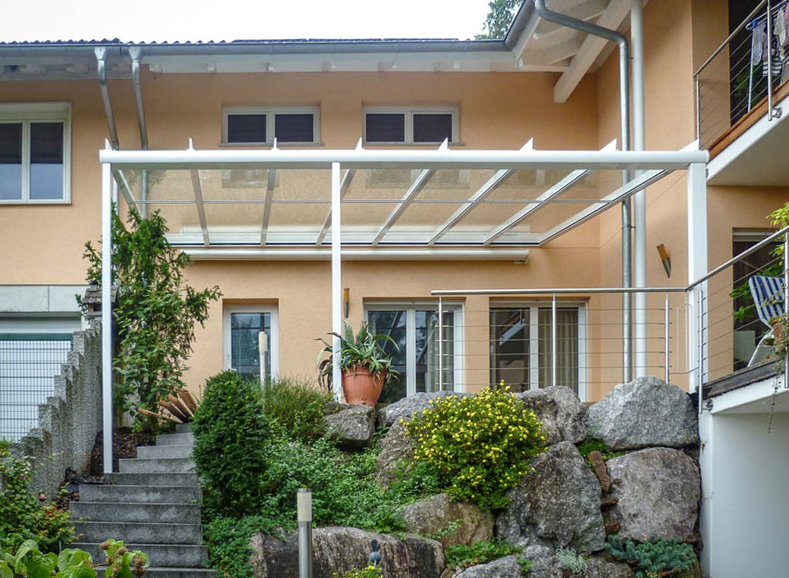 Terrassendach als Wetterschutz auf erhöhter Terrasse