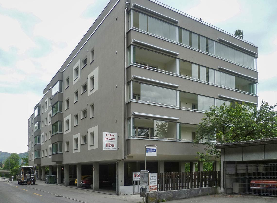 Balkonverglasung an Mehrfamilienhaus plus Markisen 