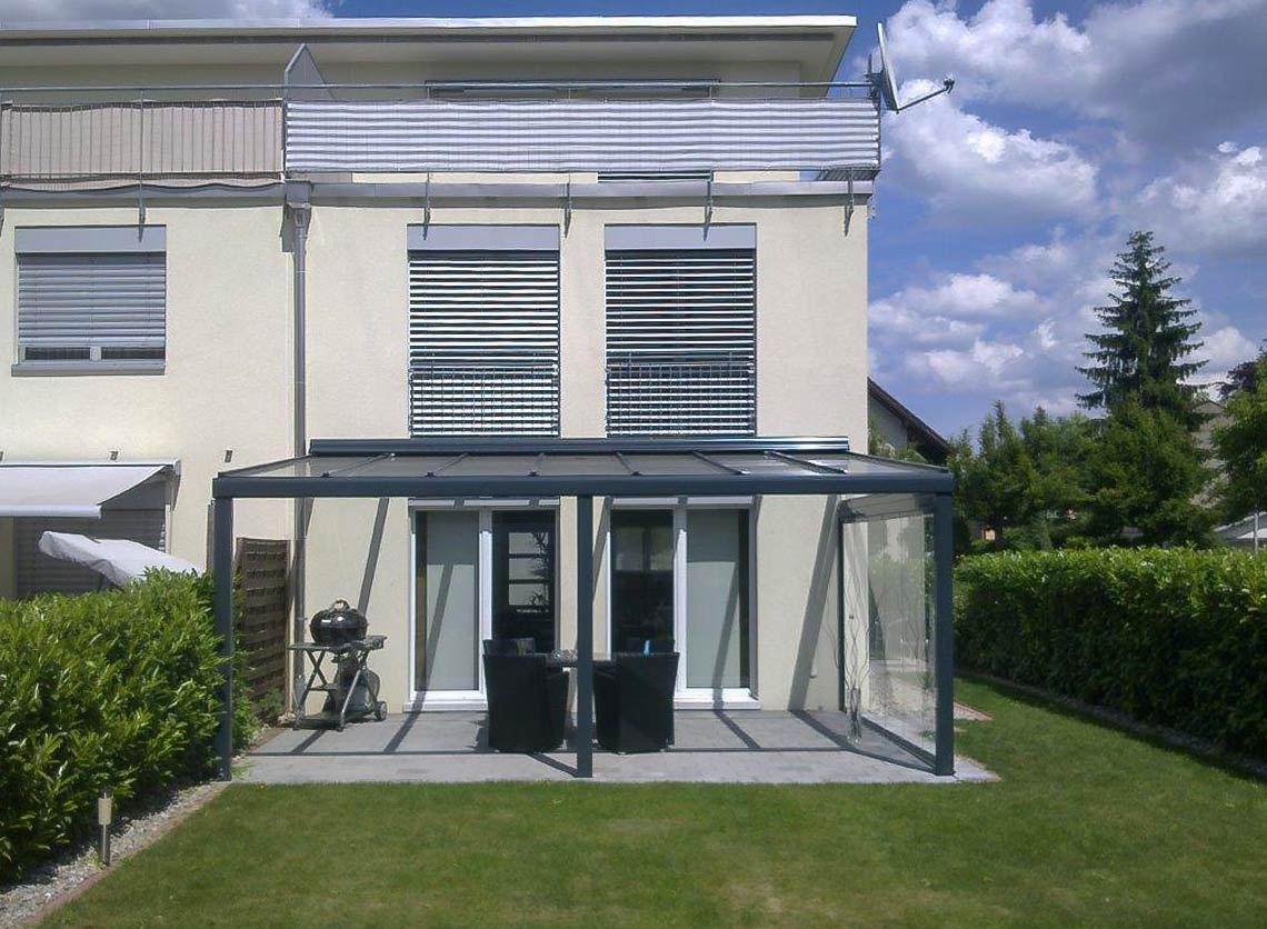 Überdachter Freisitz an Reihenendhaus durch Glas-Terrassendach