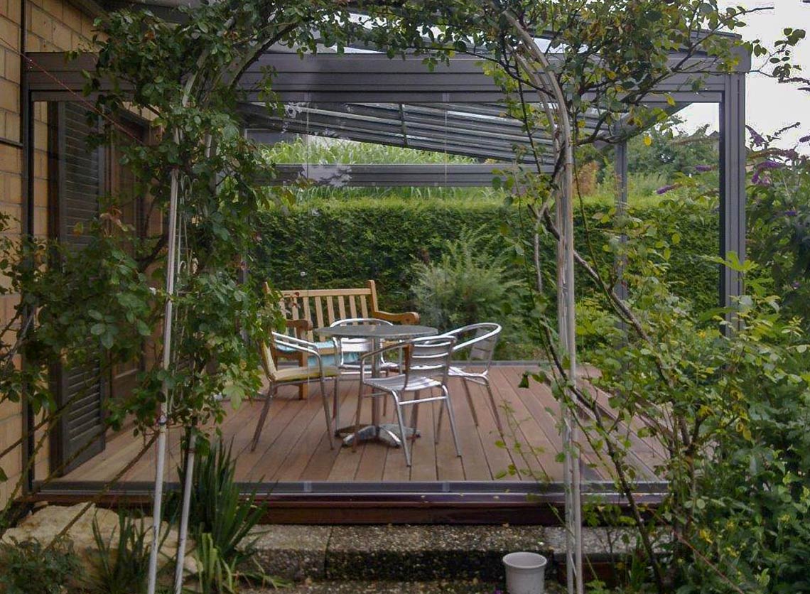 Terrassendach auf Holzfußboden mit seitlichen Glasscheiben
