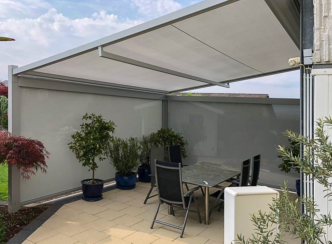 Filigranes Terrassendach mit Senkrechtscreens in Weil