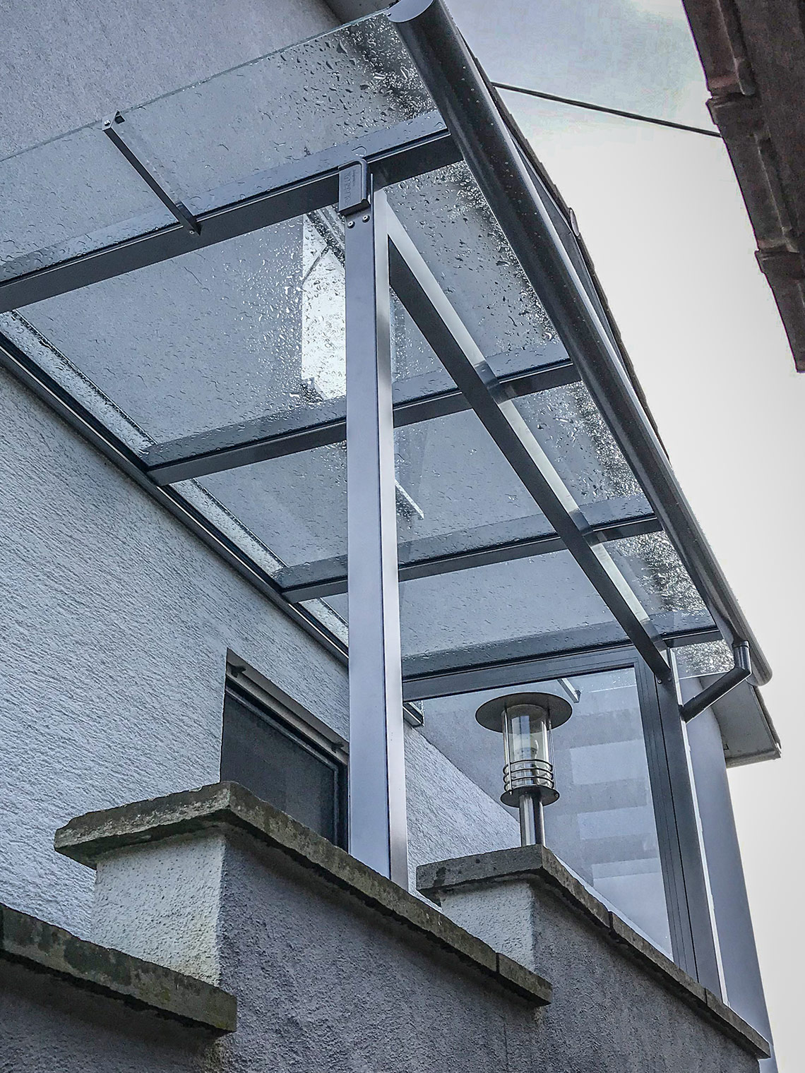 Glasvordach schützt Hauseingang in Lörrach