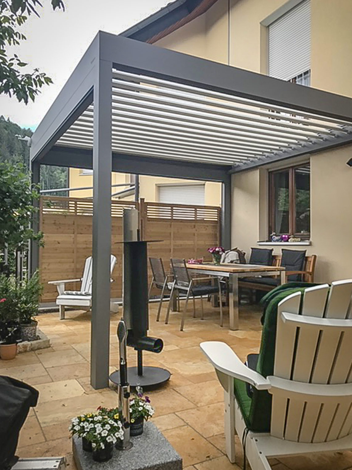 Lamellendach auf Terrasse eines Reihenhauses in Schopfheim