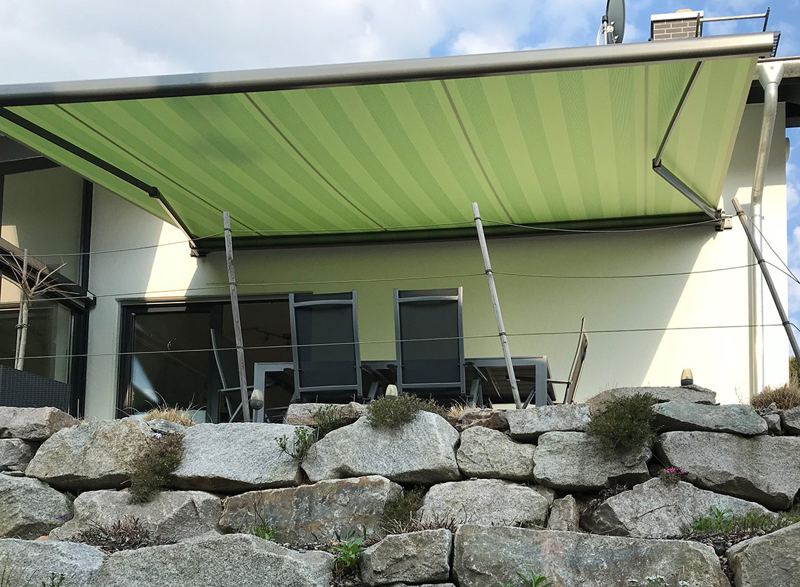 Kassettenmarkise beschattet Terrasse in Schopfheim