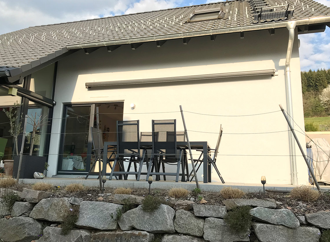 Filigrane Kassettenmarkise an Hauswand in Schopfheim