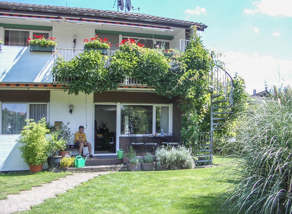 Hausgartenseite mit Freisitz und Balkon