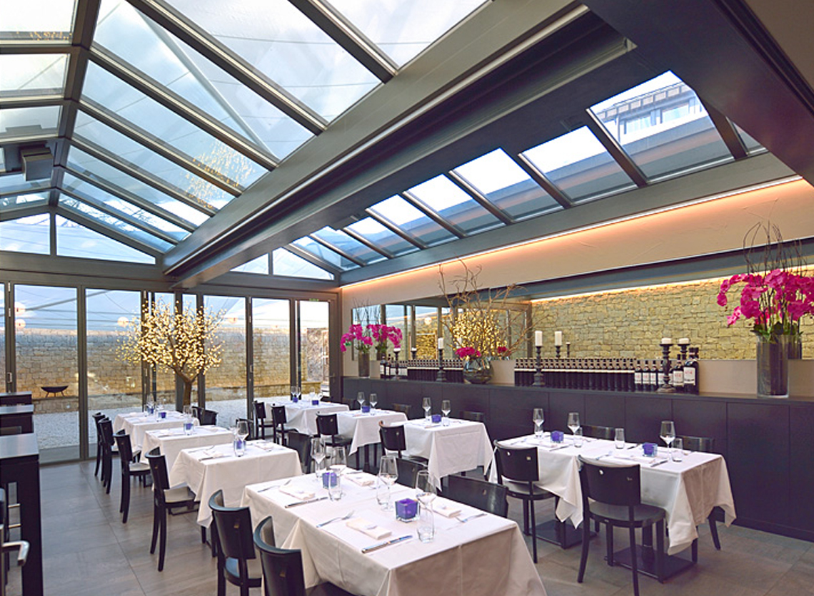 Wintergarten als Bistrobereich mit Satteldach