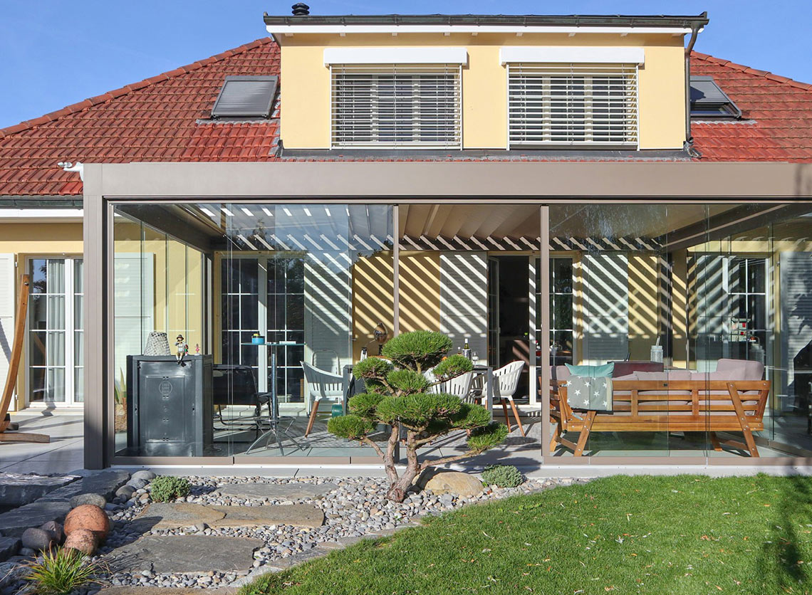 Lamellen-Pergola mit Seitenverglasung und Senkrechtbeschattung in Gerolfingen (CH)