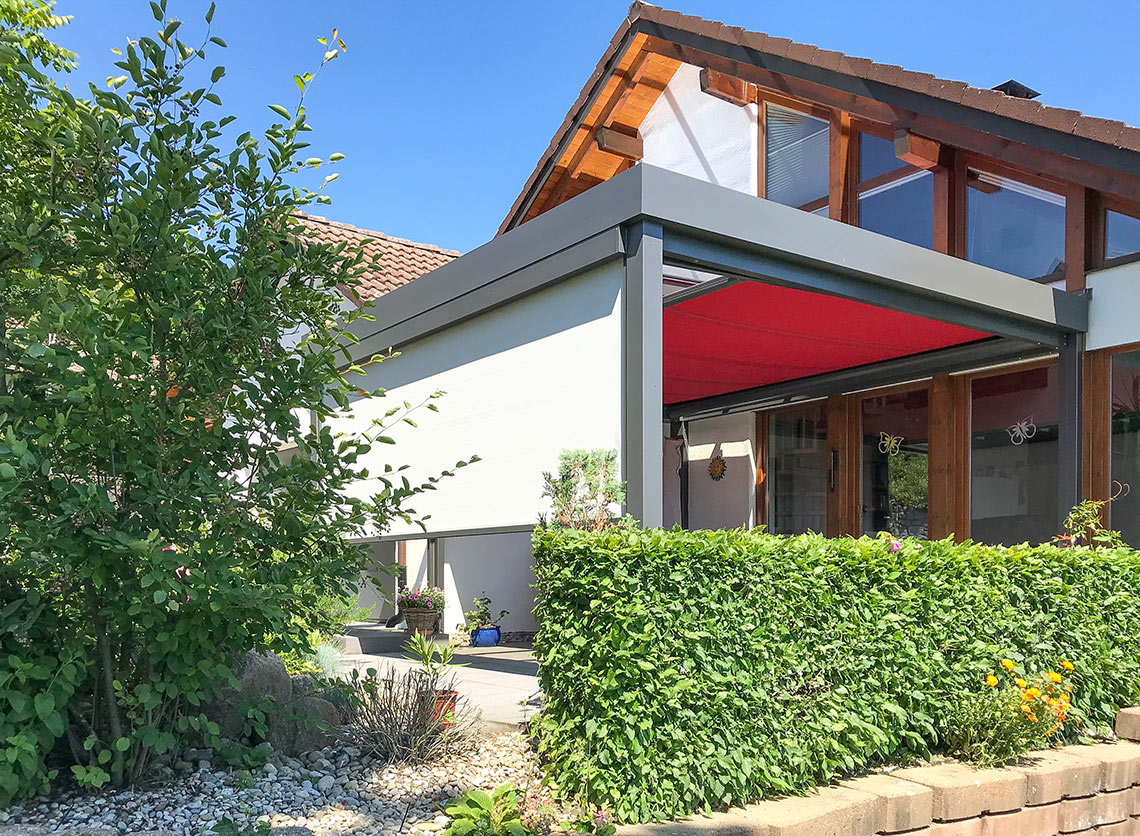 Flachdachanbau mit Beschattungen als Wind- und Sonnenschutz in Murg
