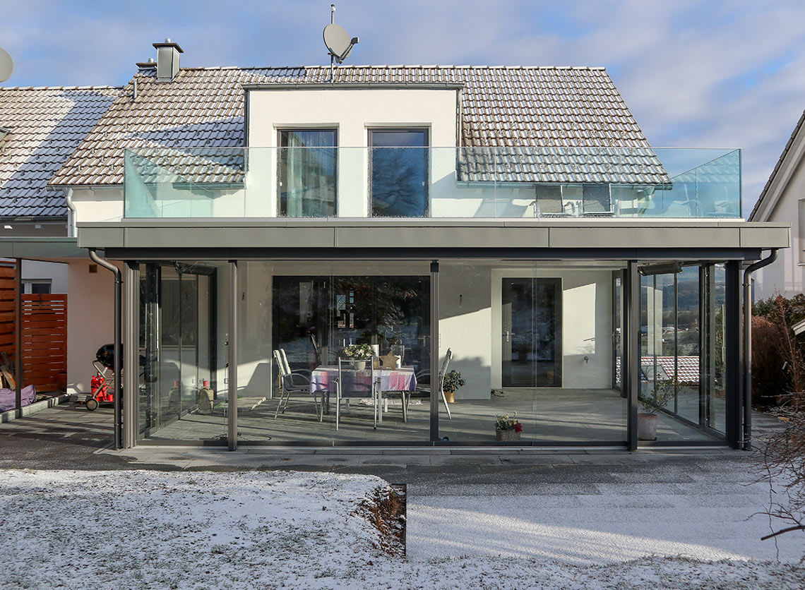 Verglaster Sitzplatz an Haus mit Dachterrasse in Schopfheim