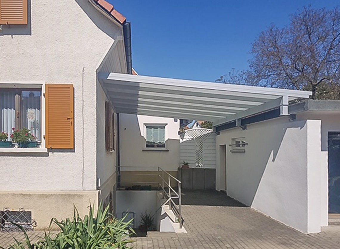 Stegplattendach schützt Kellerabgang neben dem Haus in Laufenburg