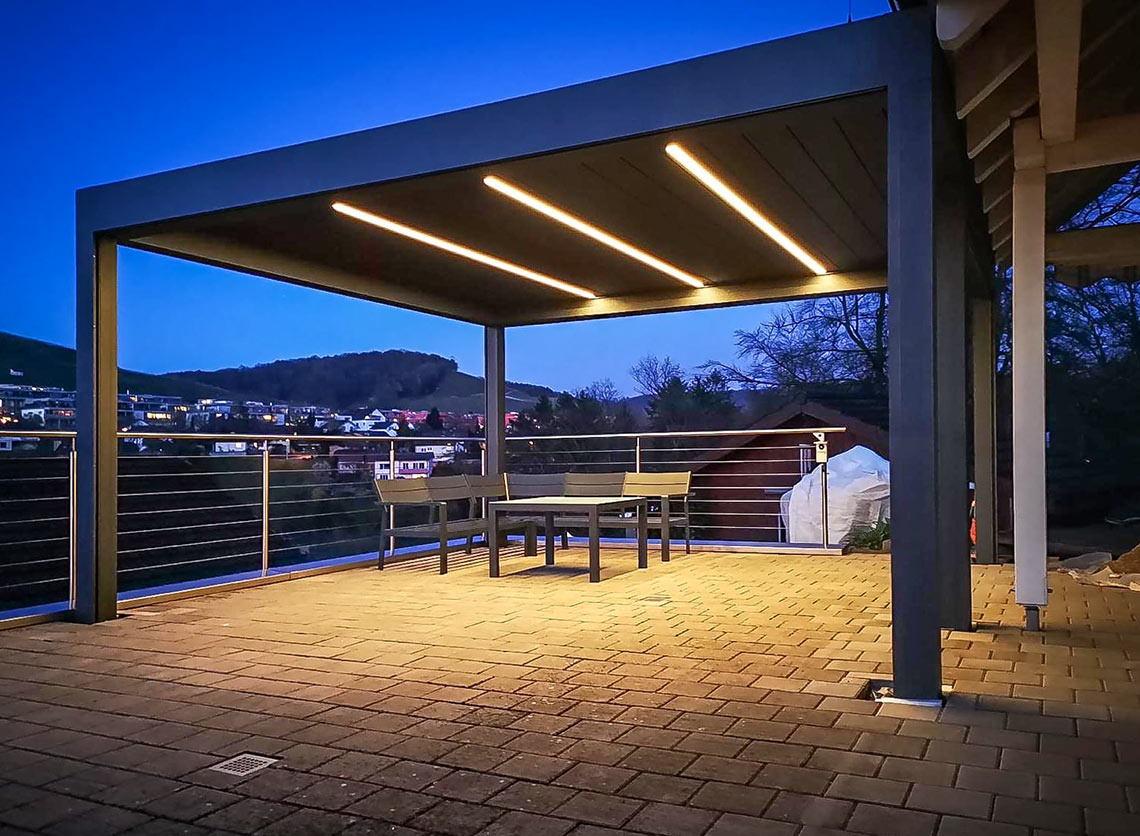 beleuchtetes Lamellendach auf Balkon in Döttingen (CH)