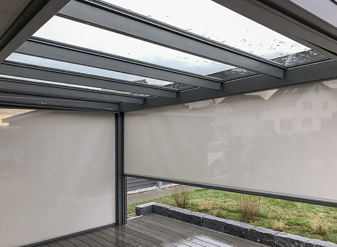 Terrassendach aus Glas mit Senkrechtmarkisen