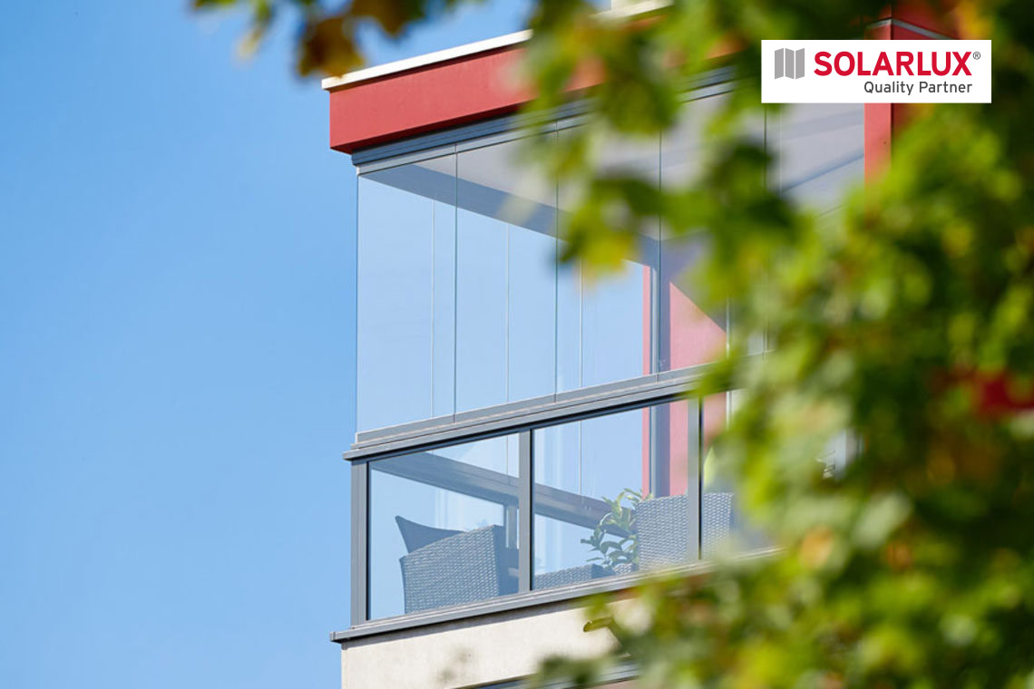 Ein verglaster Balkon bietet Schutz vor Regen und Wind