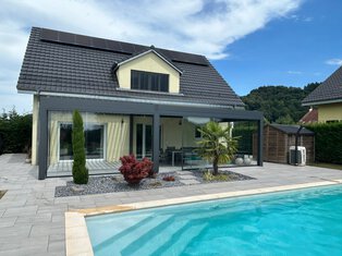gekoppeltes Lamellendach als Poolhaus in der Schweiz