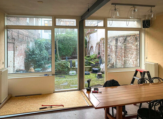 Vorher: schmaler Durchgang in den Garten
