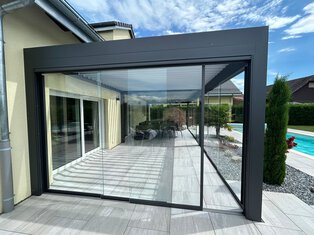 Lamellendach mit Glas-Schiebe-Anlagen in der Schweiz